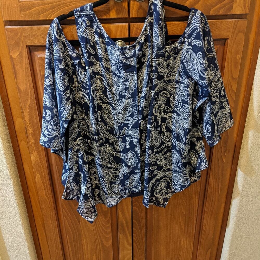 Entro Navy Paisley Cold Shoulder Bell Sleeve Boho Blouse NWT Size Medium - Picture 5 of 10